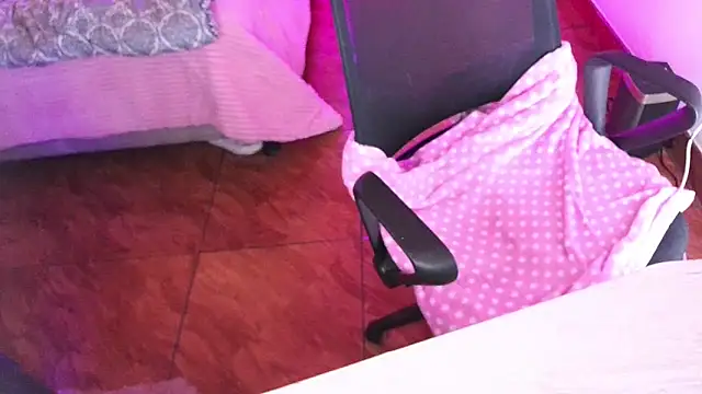 Emilyswan04 online show from September 30, 1:33 am