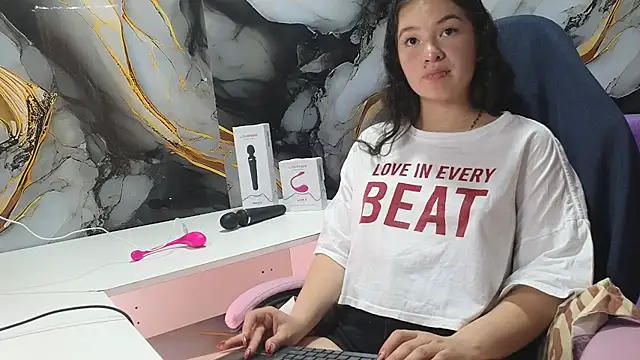 lilimini032 online show from February 9, 7:49 pm