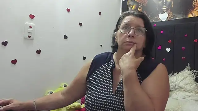 Evaaross 2345 online show from April 15, 8:20 pm