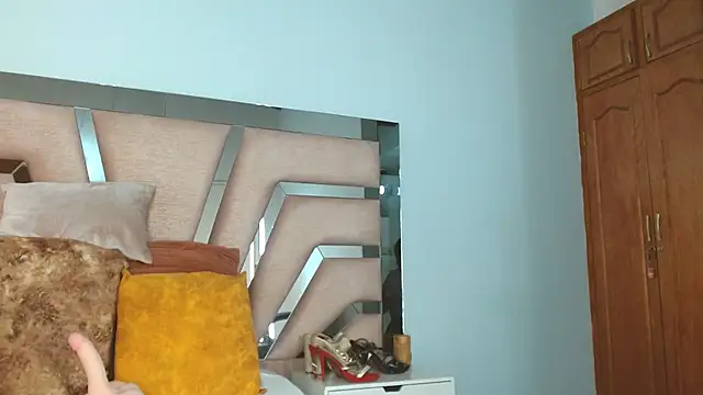 cintia hills online show from November 6, 4:40 am