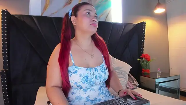 MAHIASMITH13 online show from January 15, 1:28 pm