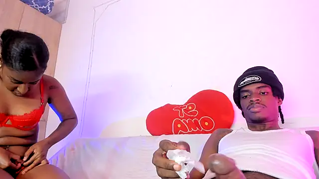 Snapshot of LoveBirds__1 chatting on October 18, 4:04 am LoveBirds 1 online show from October 18, 4:04 am