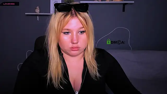 juli kisss online show from October 4, 6:19 am