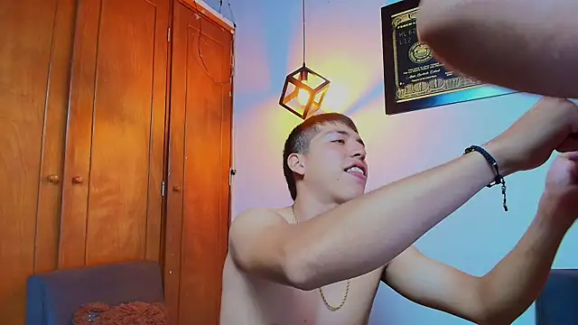 aaron antonella mds online show from April 4, 8:40 pm