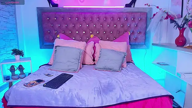 EmmaWilder online show from November 12, 8:40 pm