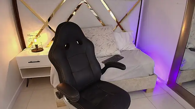 Emelie Ch1 online show from December 5, 4:45 am