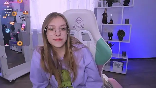 LayriantaVee online show from March 26, 7:54 am