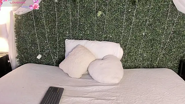 Khenta Michells online show from February 4, 10:40 am