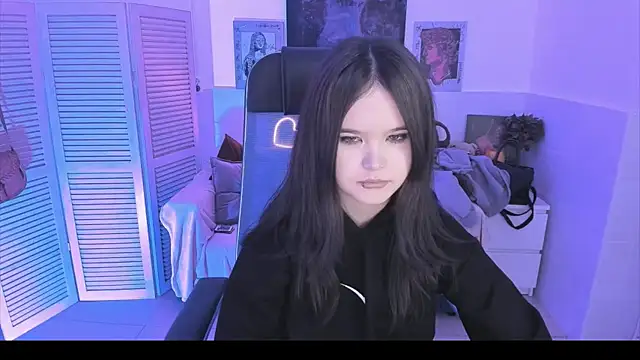 Elainebeness online show from October 24, 7:10 pm