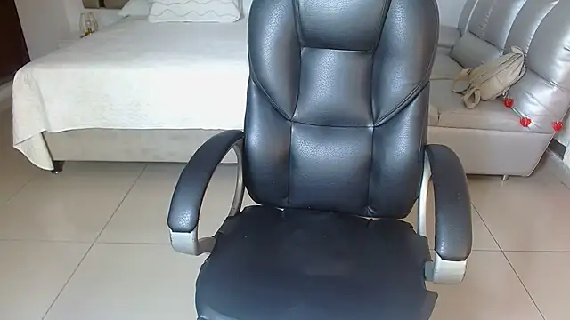 zoecruzz online show from April 17, 1:57 pm