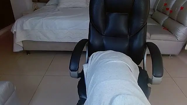 zoecruzz online show from March 27, 1:45 pm