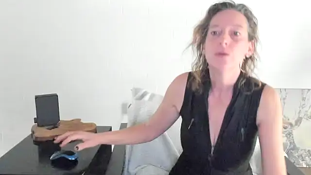 MendiPetite online show from January 19, 9:49 am