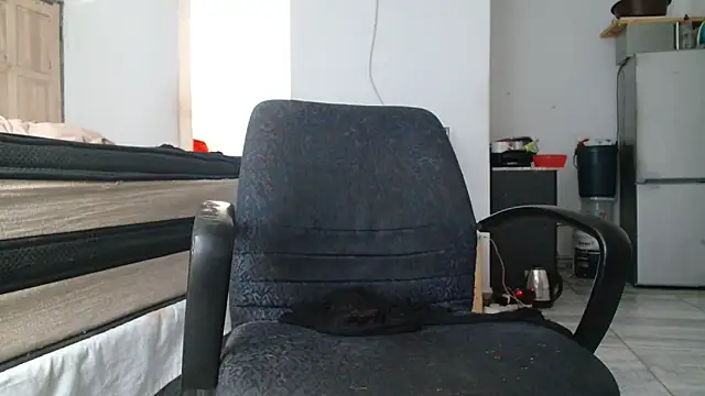 Hugetittiesxx2 online show from November 1, 7:45 am