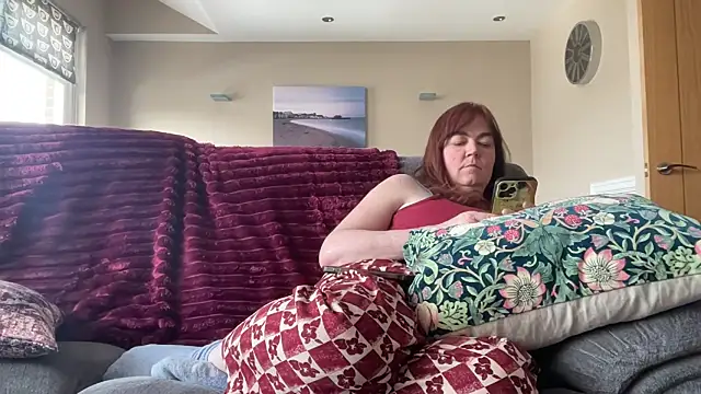 curvy-milf-abbie online show from March 23, 12:11 pm