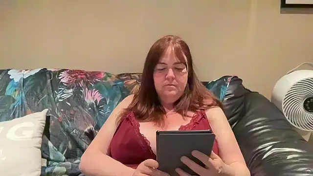 curvy-milf-abbie online show from April 28, 8:13 pm