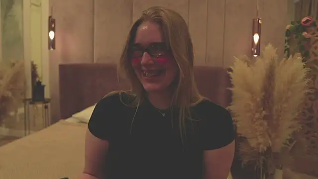 Smiley Mia online show from April 14, 5:40 am