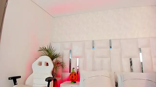 im nika  online show from October 31, 1:37 pm