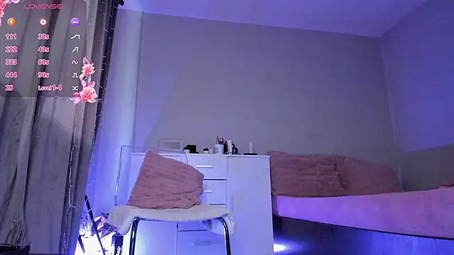 kyliejo18 online show from July 9, 3:42 am