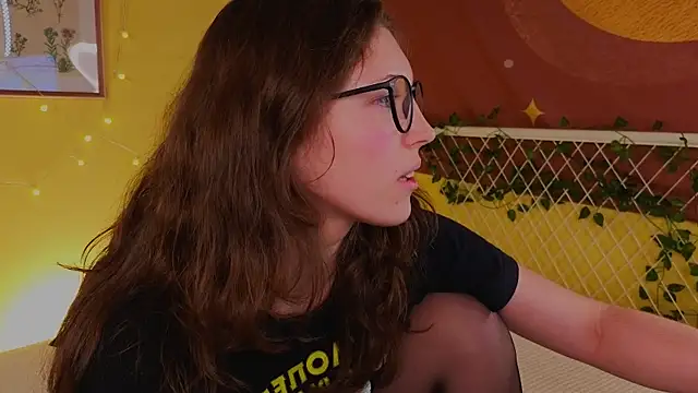 Snapshot of lea_belle_ chatting on October 19, 6:10 pm lea belle online show from October 19, 6:10 pm