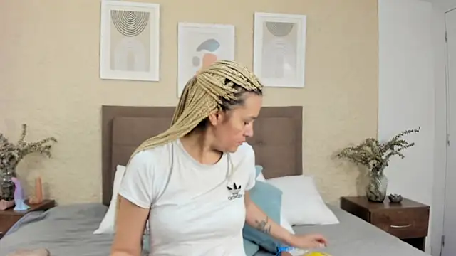 CarolinaGlamour online show from September 26, 3:15 am