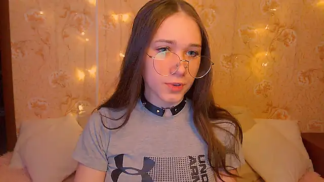 fluffy kitty  online show from February 8, 9:29 pm