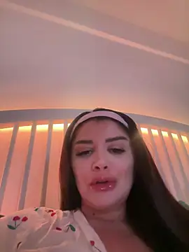 Amberseyes online show from April 2, 5:10 pm