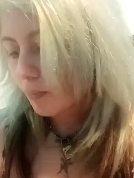 Snapshot of HollyWould__ chatting on September 13, 1:57 am HollyWould online show from September 13, 1:57 am