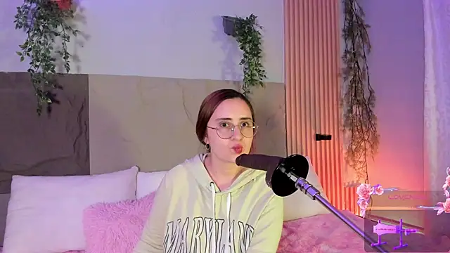 centaurigirl online show from April 10, 4:29 am