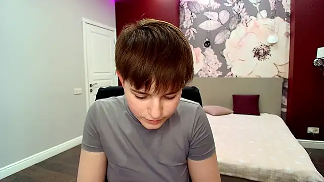 EmiliaYours online show from April 18, 2:08 pm