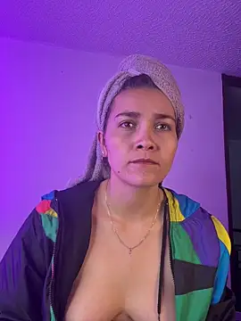 aurora divine online show from April 1, 7:00 pm