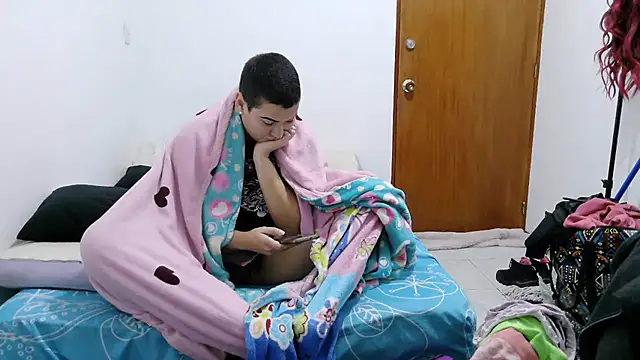 luxandracon23 online show from December 17, 11:42 pm