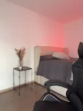 SophieRaily  online show from April 8, 9:39 pm