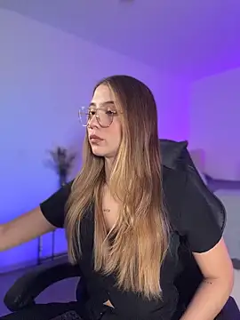 SophieRaily  online show from March 12, 9:50 pm