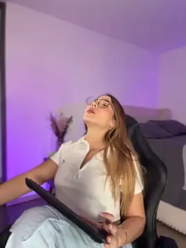 SophieRaily  online show from April 16, 9:39 pm