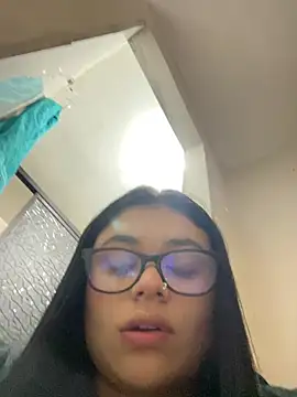 alissonfernandez  online show from April 18, 4:26 am