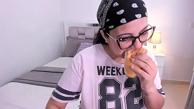 Camilaa bueno online show from April 14, 11:49 pm