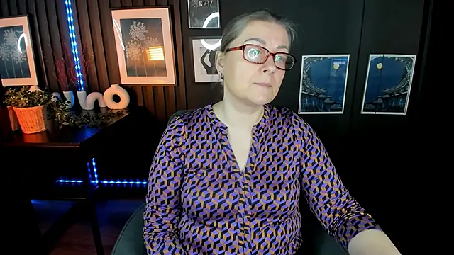 AlexandraKind online show from November 26, 1:45 pm