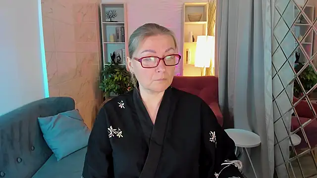 AlexandraKind online show from November 10, 1:50 pm