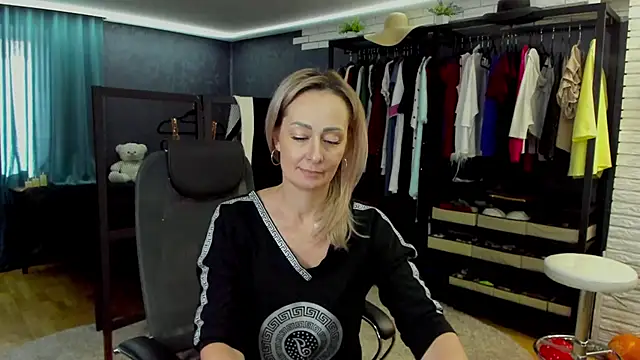 Julia Cherry  online show from February 18, 9:52 am