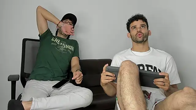 Snapshot of andrewChris_ chatting on September 26, 2:09 am andrewChris  online show from September 26, 2:09 am