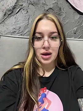 VikiDemini online show from November 8, 4:01 pm