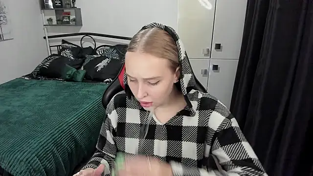 LinaTruly online show from September 10, 9:15 pm