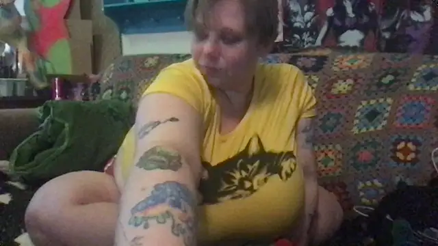 SleazeLouize online show from April 29, 8:47 pm