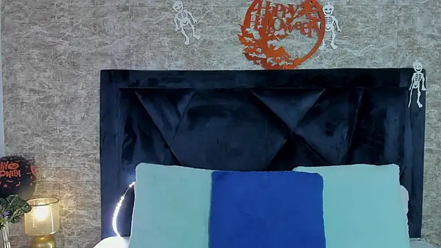 Lily Woodz online show from October 31, 7:07 pm