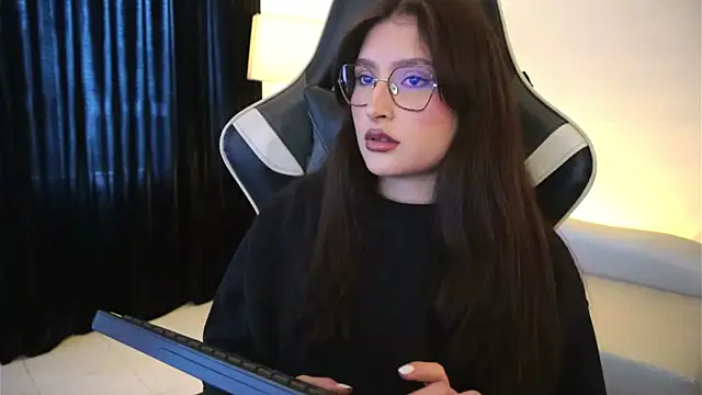 Daisha Riley online show from April 10, 1:06 pm