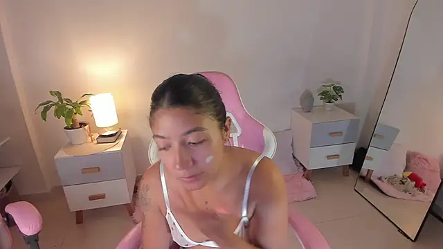 Snapshot of martina_roldam chatting on September 16, 12:18 am martina roldam online show from September 16, 12:18 am