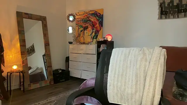 leahsparkles online show from December 1, 1:25 pm