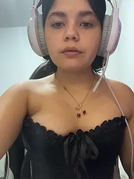 Snapshot of pretty_angela1 chatting on September 15, 9:33 pm pretty angela1 online show from September 15, 9:33 pm