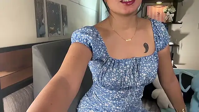 Snapshot of roseofvenom chatting on October 24, 6:37 pm roseofvenom online show from October 24, 6:37 pm