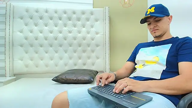 DAVID VICTORIAA online show from February 9, 1:02 pm